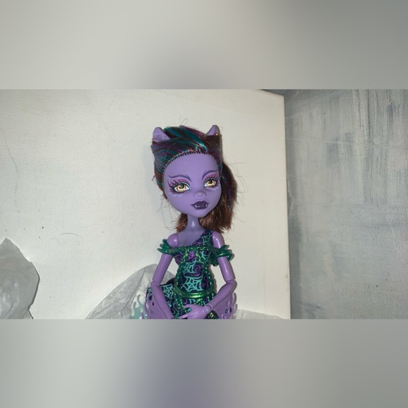 No box- Monster High Great Scarrier Reef Glowsome Ghoulfish Draculaura Doll - Picture 10 of 10